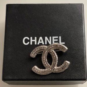⭐️⭐️Chanel CC Logo Crystal Brooch White Metal Tone